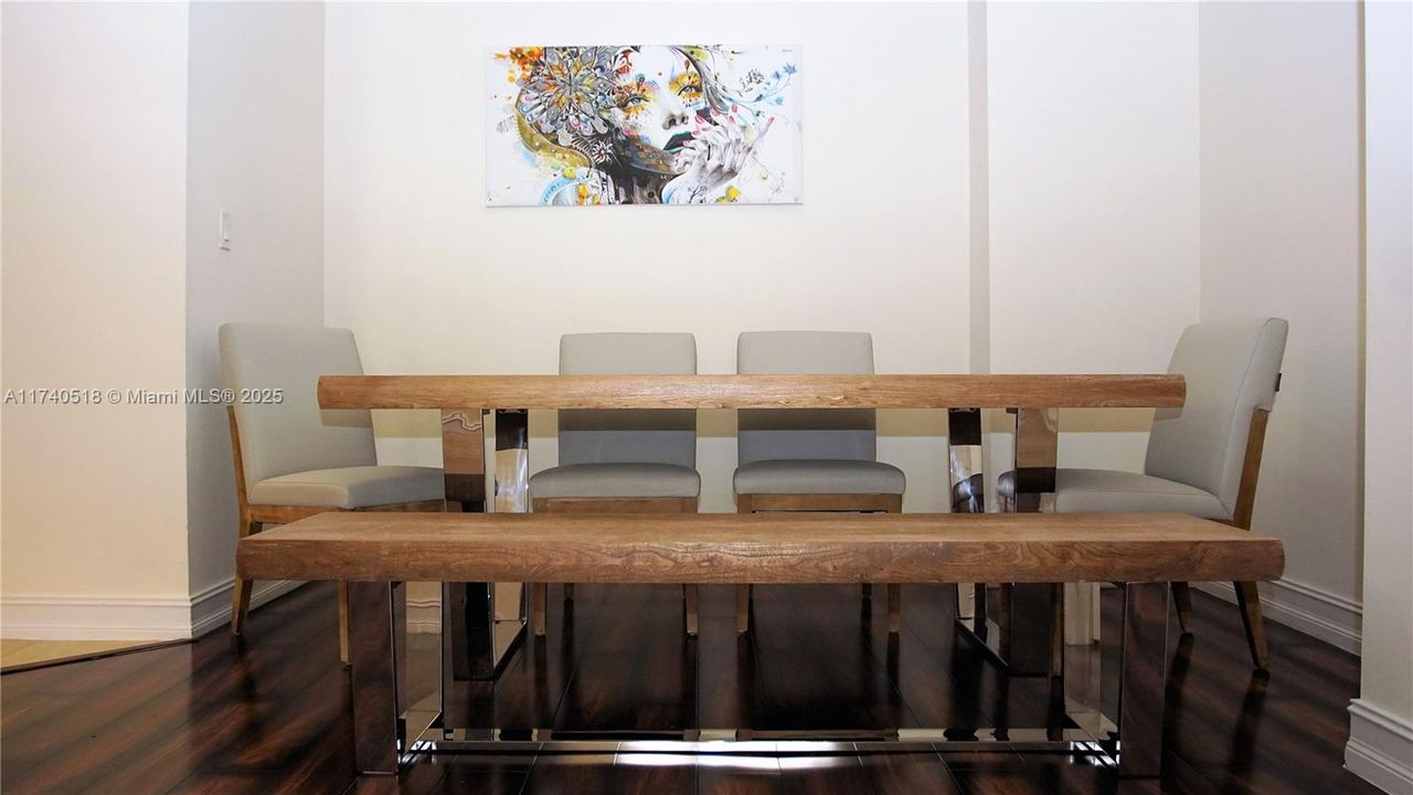 待售: $398,000 (1 贝兹, 1 浴室, 977 平方英尺)