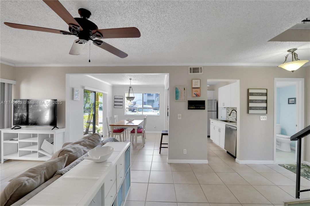 Recently Sold: $285,000 (2 beds, 1 baths, 1054 Square Feet)