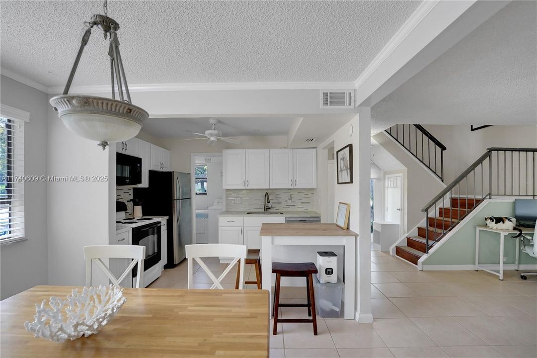 Recently Sold: $285,000 (2 beds, 1 baths, 1054 Square Feet)