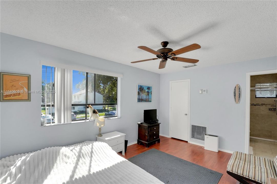 Recently Sold: $285,000 (2 beds, 1 baths, 1054 Square Feet)