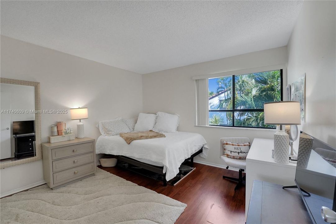 Recently Sold: $285,000 (2 beds, 1 baths, 1054 Square Feet)