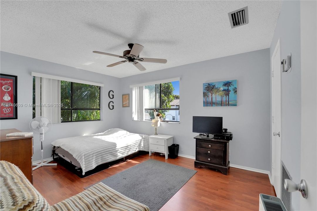 Recently Sold: $285,000 (2 beds, 1 baths, 1054 Square Feet)