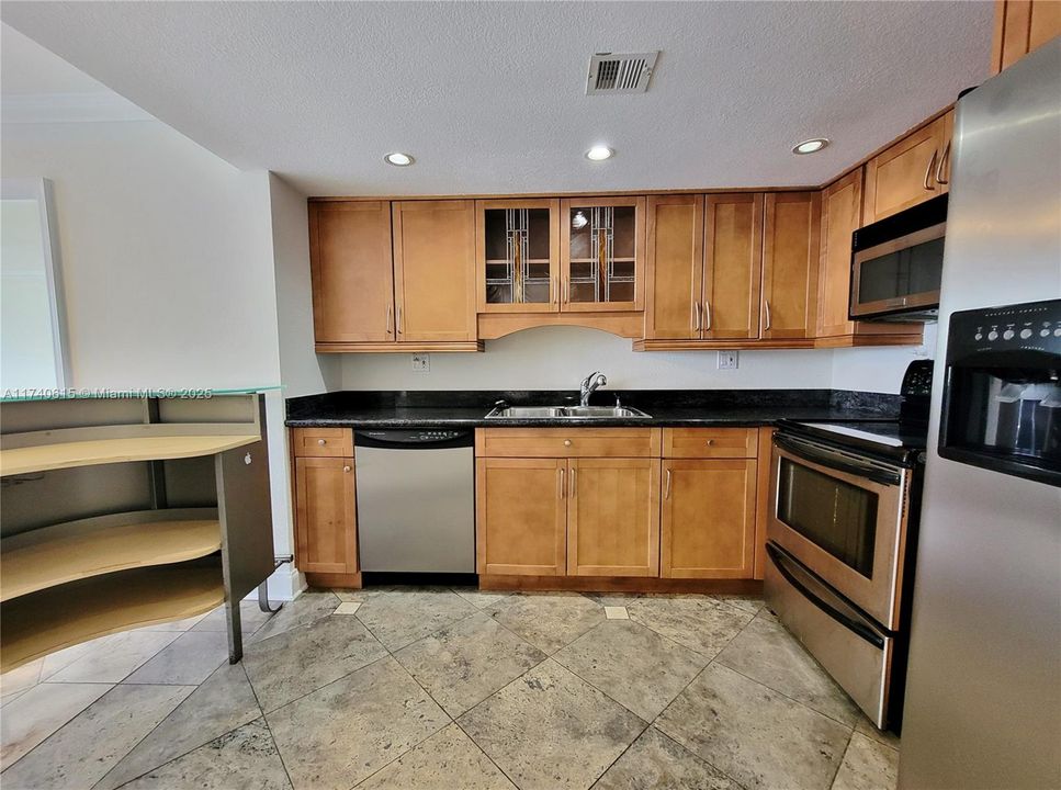 Recently Sold: $339,900 (1 beds, 1 baths, 890 Square Feet)
