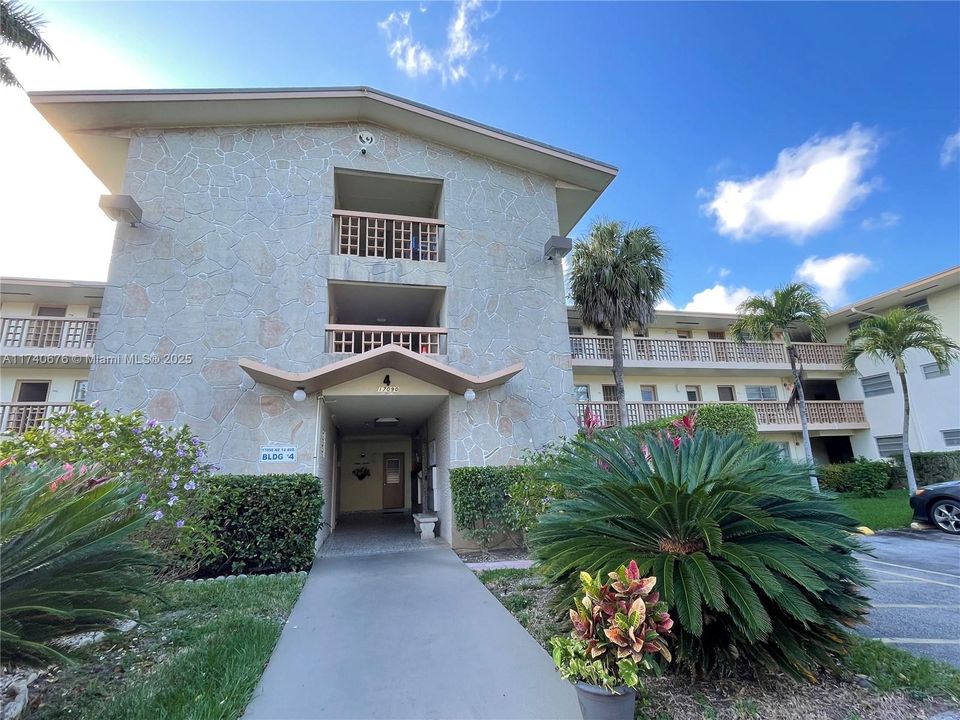 For Sale: $110,000 (2 beds, 1 baths, 883 Square Feet)