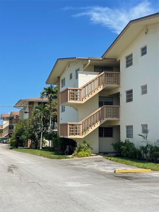 For Sale: $110,000 (2 beds, 1 baths, 883 Square Feet)