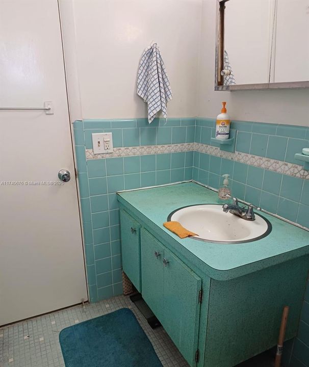 For Sale: $110,000 (2 beds, 1 baths, 883 Square Feet)