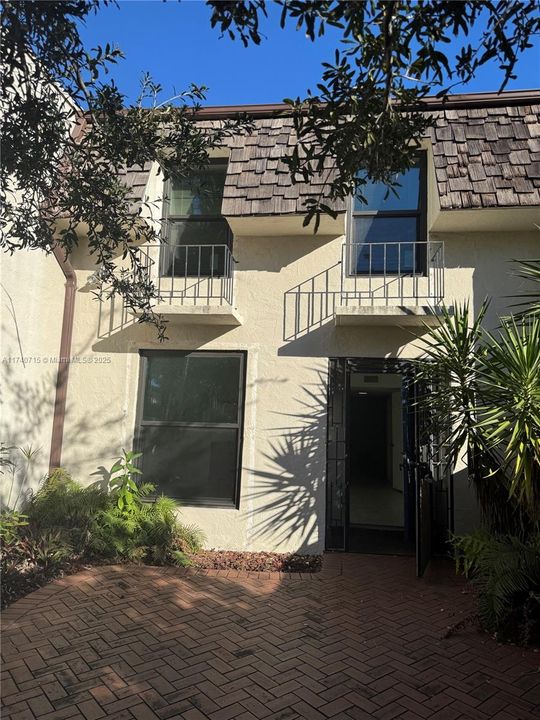 Vendido Recientemente: $440,000 (2 camas, 2 baños, 1630 Pies cuadrados)