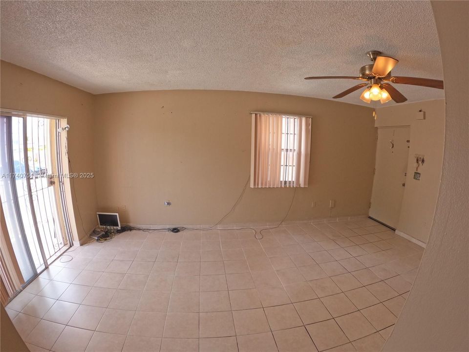 For Sale: $199,000 (2 beds, 1 baths, 813 Square Feet)
