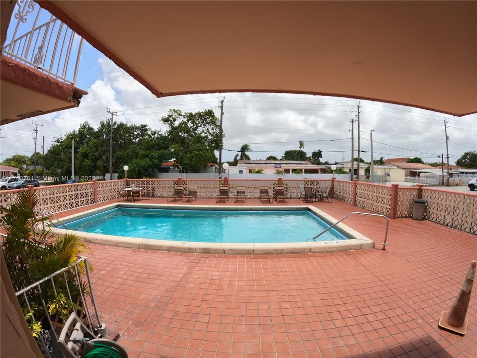 For Sale: $199,000 (2 beds, 1 baths, 813 Square Feet)