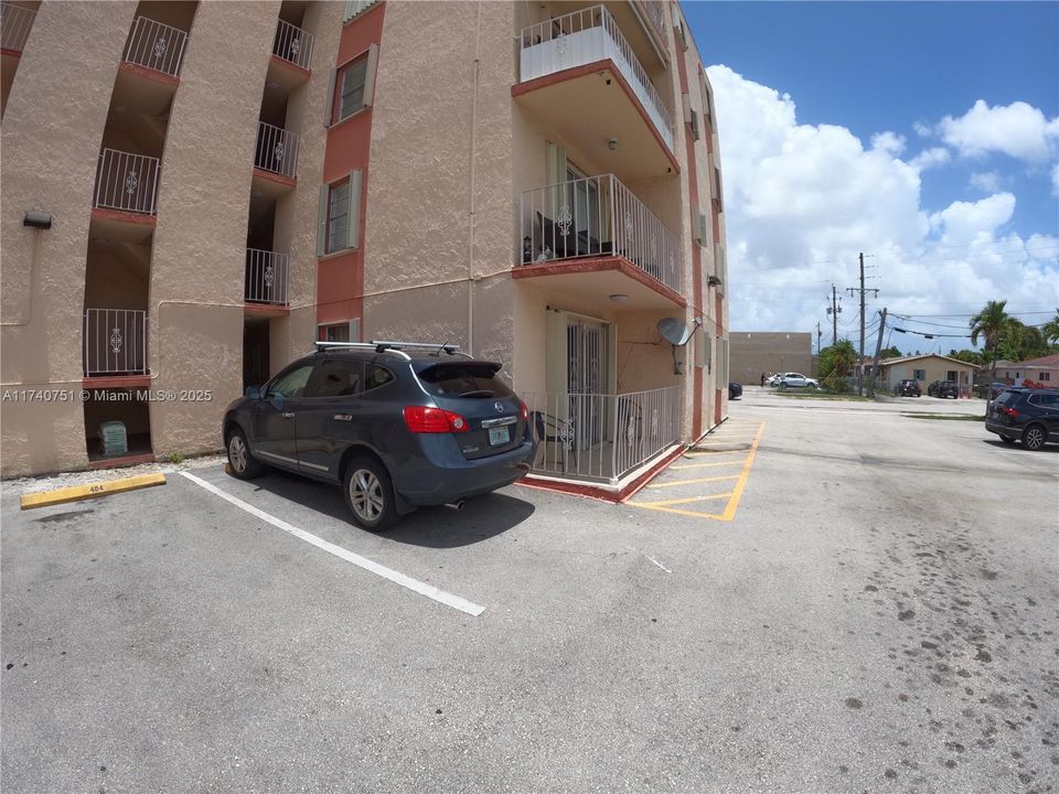 For Sale: $199,000 (2 beds, 1 baths, 813 Square Feet)