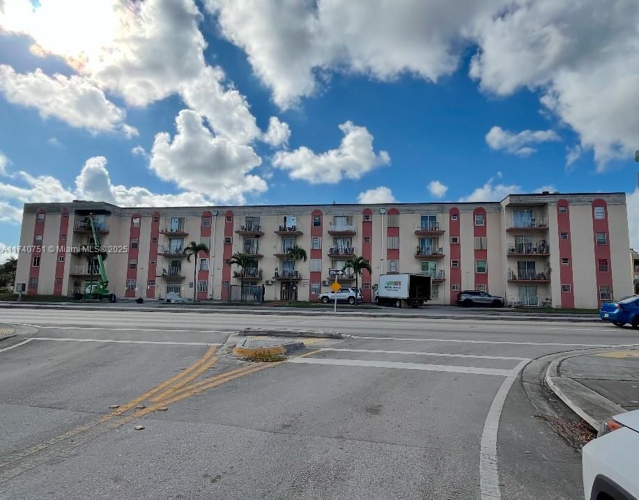 For Sale: $199,000 (2 beds, 1 baths, 813 Square Feet)