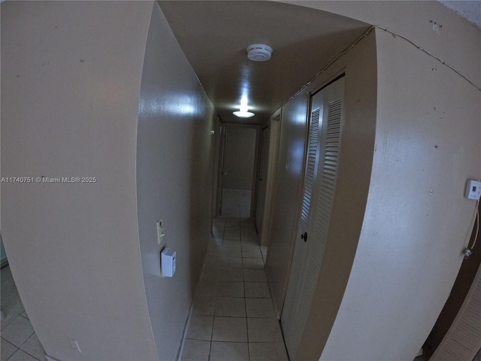 For Sale: $199,000 (2 beds, 1 baths, 813 Square Feet)