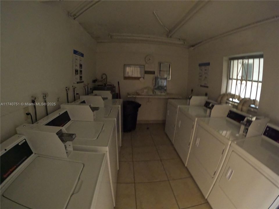 For Sale: $199,000 (2 beds, 1 baths, 813 Square Feet)
