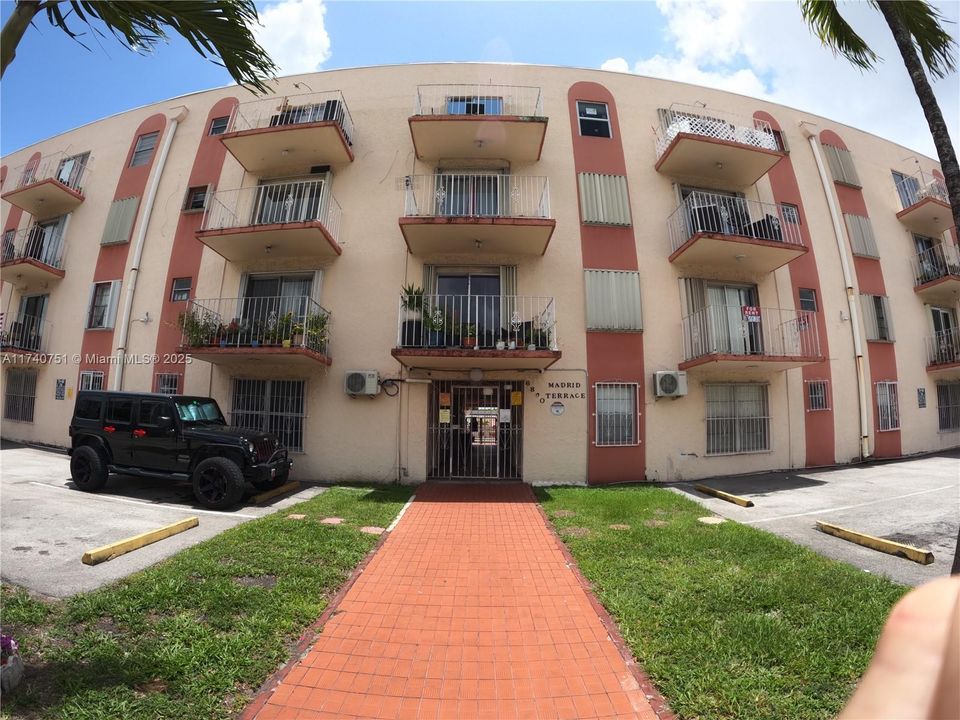 For Sale: $199,000 (2 beds, 1 baths, 813 Square Feet)