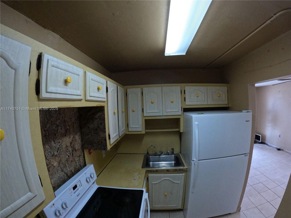 For Sale: $199,000 (2 beds, 1 baths, 813 Square Feet)