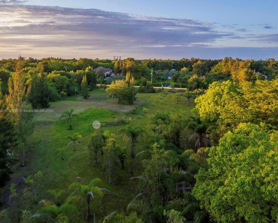 待售: $1,850,000 (2.24 acres)