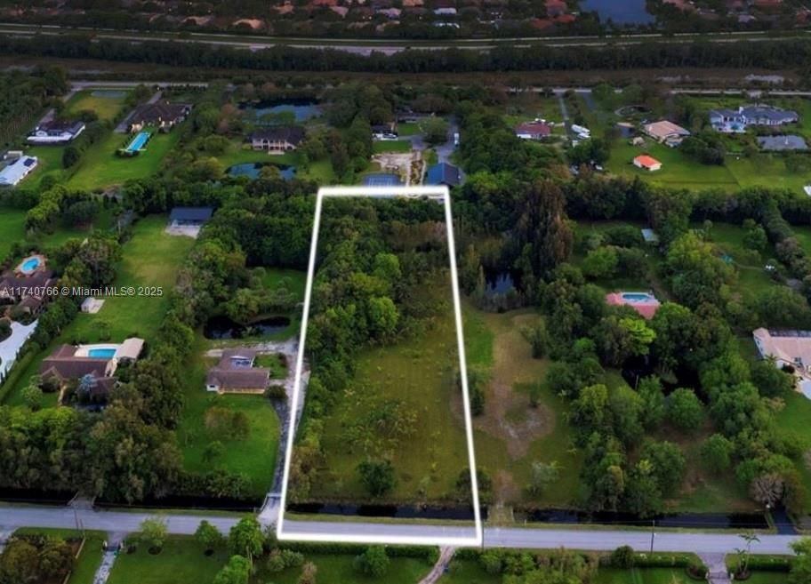 待售: $1,850,000 (2.24 acres)