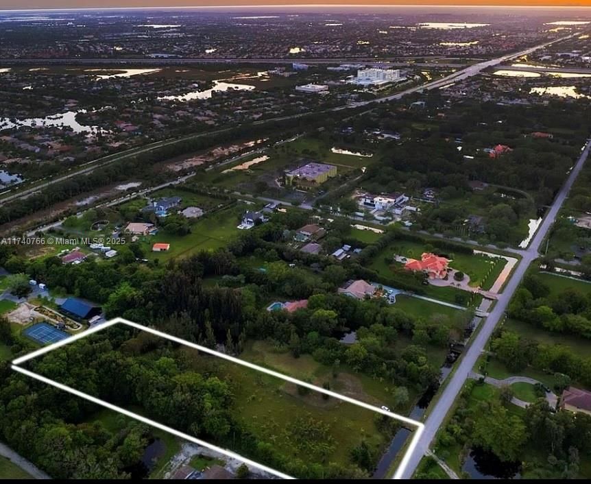 待售: $1,850,000 (2.24 acres)