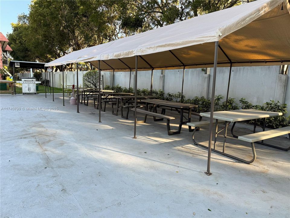 合同活跃: $175,000 (2 贝兹, 1 浴室, 860 平方英尺)