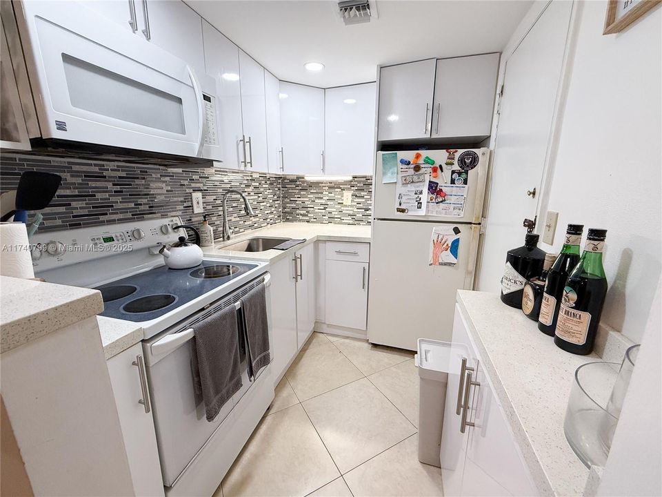 合同活跃: $175,000 (2 贝兹, 1 浴室, 860 平方英尺)