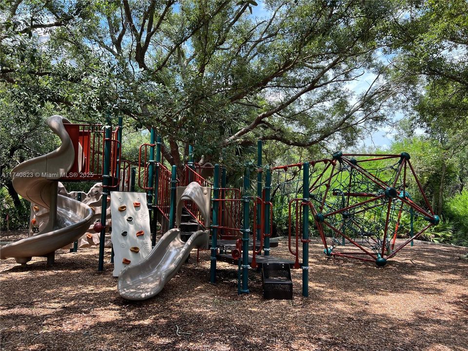 最近售出: $1,389,000 (3 贝兹, 3 浴室, 2941 平方英尺)