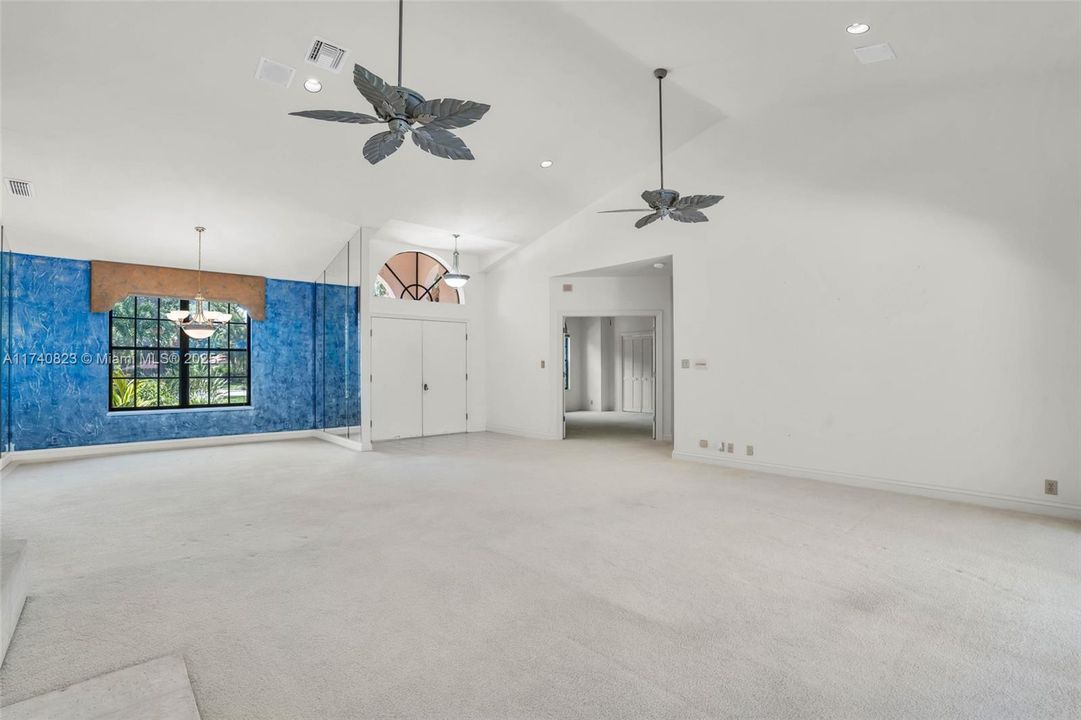 最近售出: $1,389,000 (3 贝兹, 3 浴室, 2941 平方英尺)