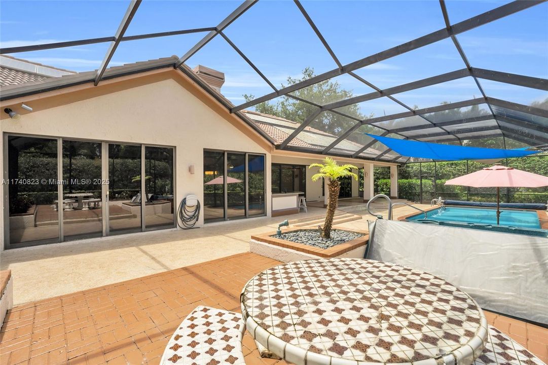 最近售出: $1,389,000 (3 贝兹, 3 浴室, 2941 平方英尺)