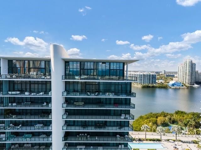 待售: $9,250,000 (6 贝兹, 8 浴室, 6200 平方英尺)