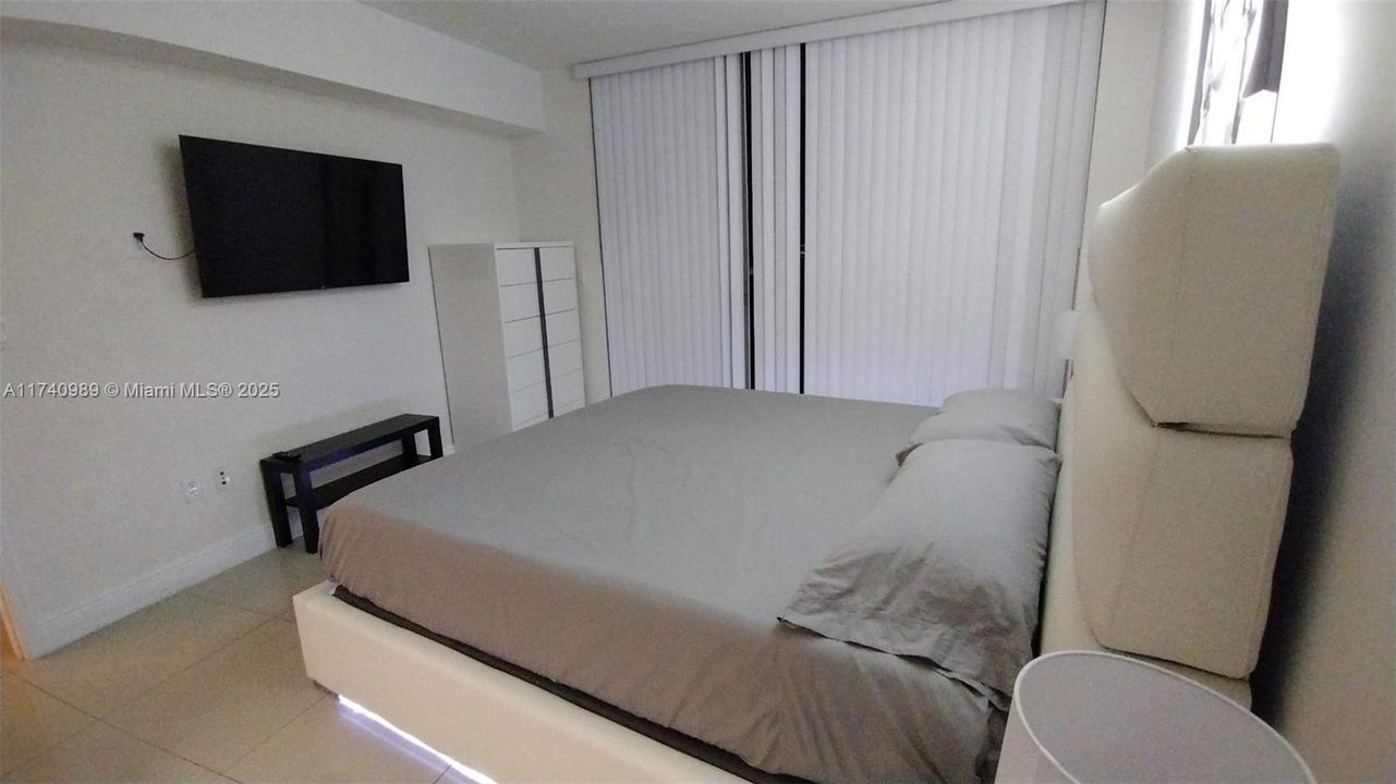 For Sale: $360,000 (1 beds, 1 baths, 791 Square Feet)