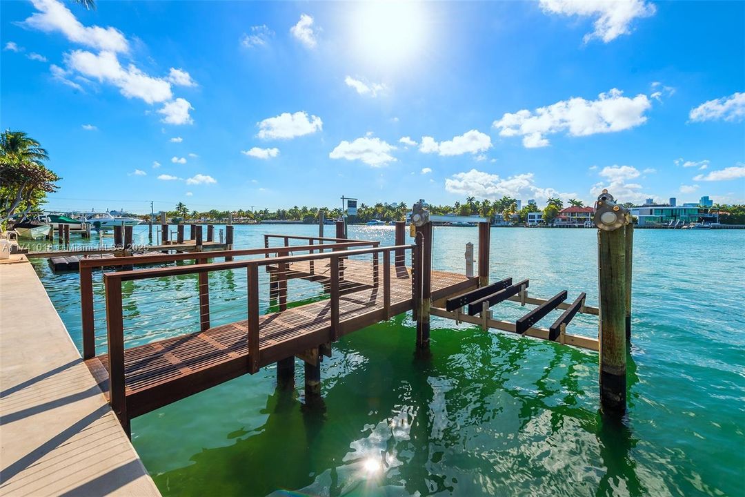 Под контрактом: $17,500,000 (5 спален, 5 ванн, 4703 Квадратных фут)