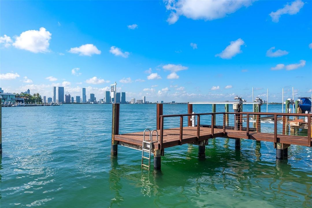 Под контрактом: $17,500,000 (5 спален, 5 ванн, 4703 Квадратных фут)