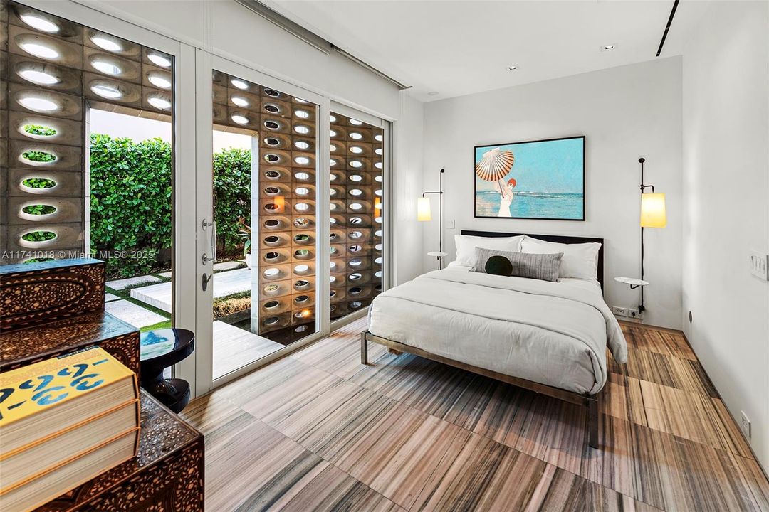 Под контрактом: $17,500,000 (5 спален, 5 ванн, 4703 Квадратных фут)