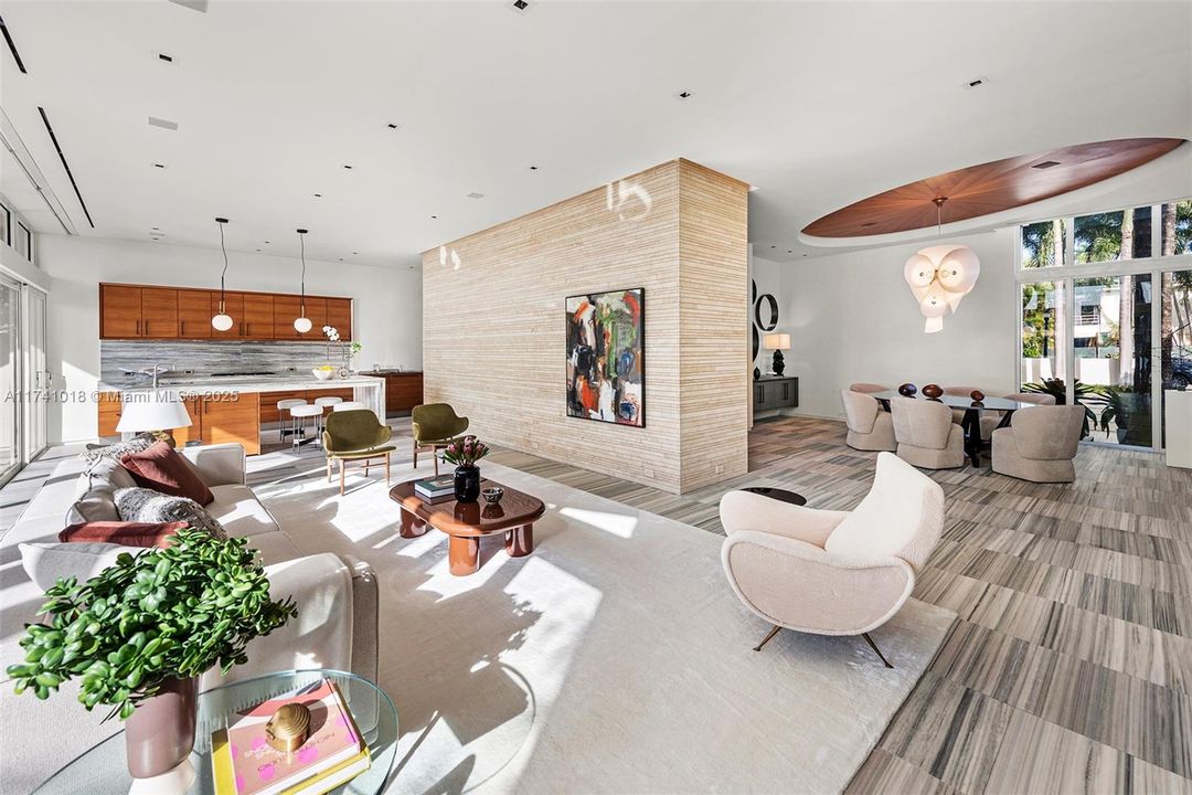 Под контрактом: $17,500,000 (5 спален, 5 ванн, 4703 Квадратных фут)