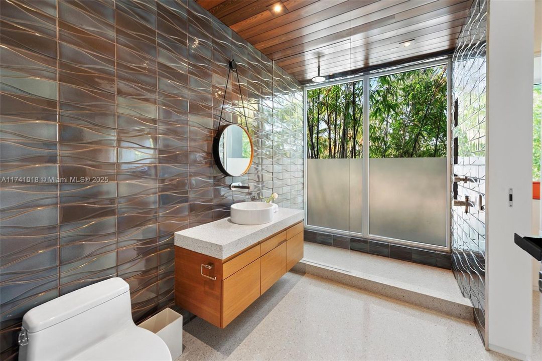 Под контрактом: $17,500,000 (5 спален, 5 ванн, 4703 Квадратных фут)