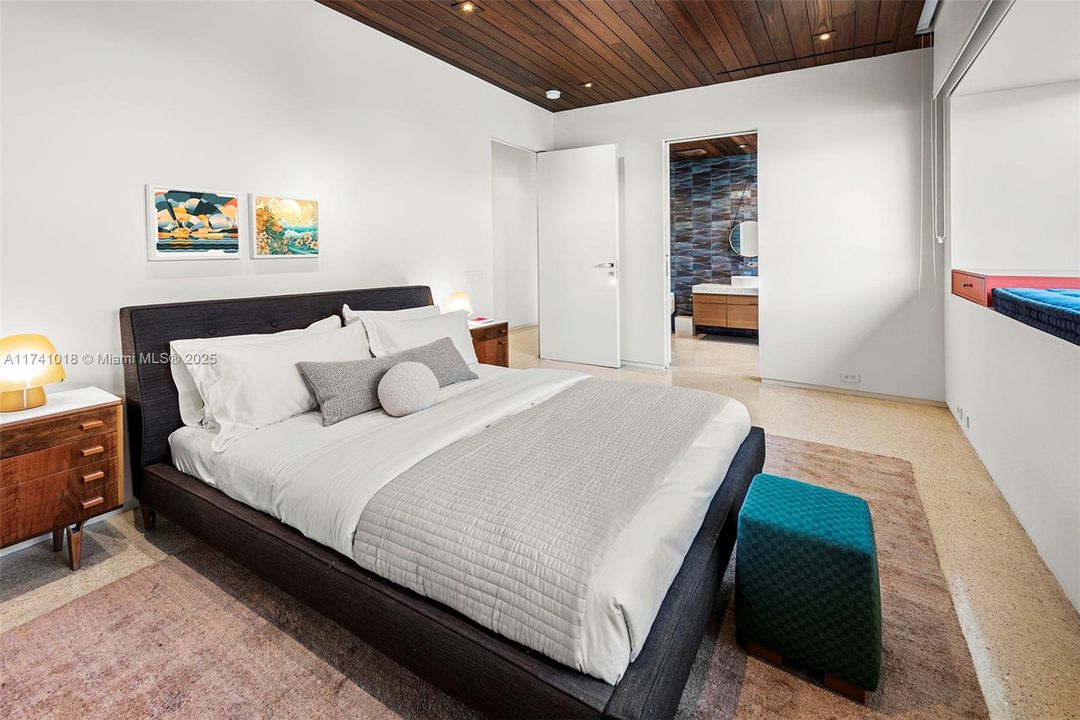 Под контрактом: $17,500,000 (5 спален, 5 ванн, 4703 Квадратных фут)