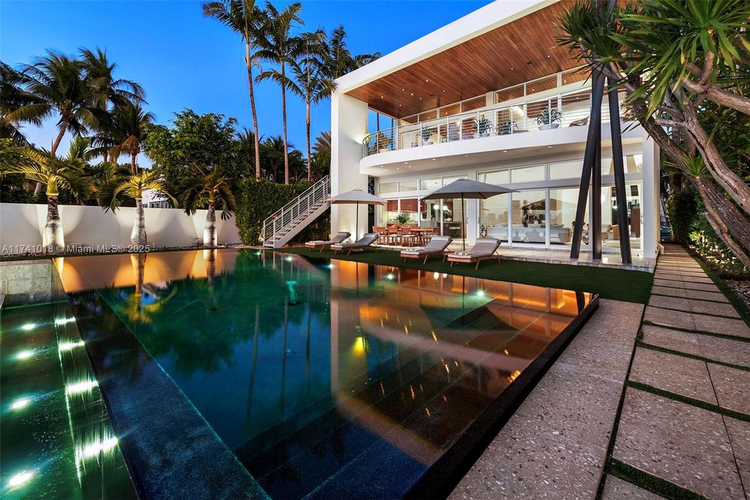 Под контрактом: $17,500,000 (5 спален, 5 ванн, 4703 Квадратных фут)