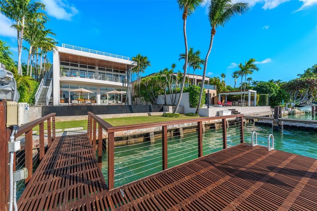 Под контрактом: $17,500,000 (5 спален, 5 ванн, 4703 Квадратных фут)