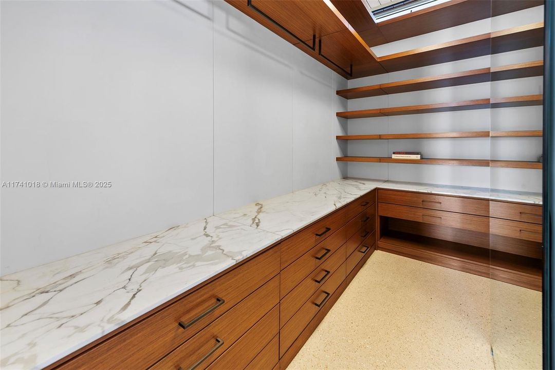 Под контрактом: $17,500,000 (5 спален, 5 ванн, 4703 Квадратных фут)