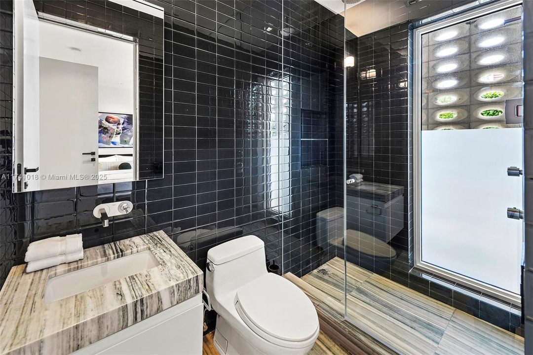 Под контрактом: $17,500,000 (5 спален, 5 ванн, 4703 Квадратных фут)