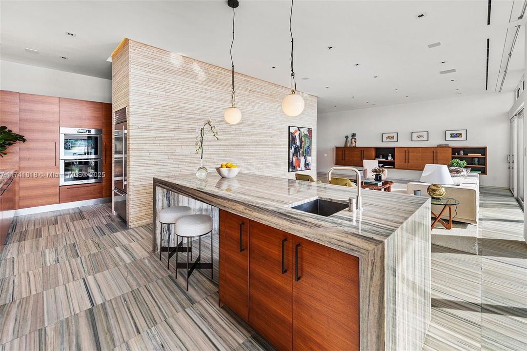 Под контрактом: $17,500,000 (5 спален, 5 ванн, 4703 Квадратных фут)