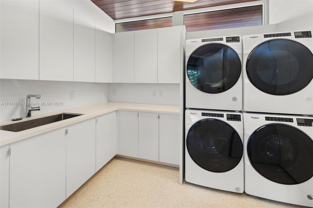 Под контрактом: $17,500,000 (5 спален, 5 ванн, 4703 Квадратных фут)