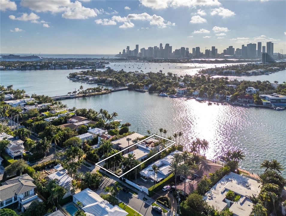 Под контрактом: $17,500,000 (5 спален, 5 ванн, 4703 Квадратных фут)