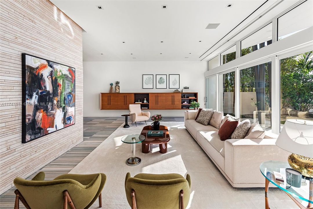 Под контрактом: $17,500,000 (5 спален, 5 ванн, 4703 Квадратных фут)