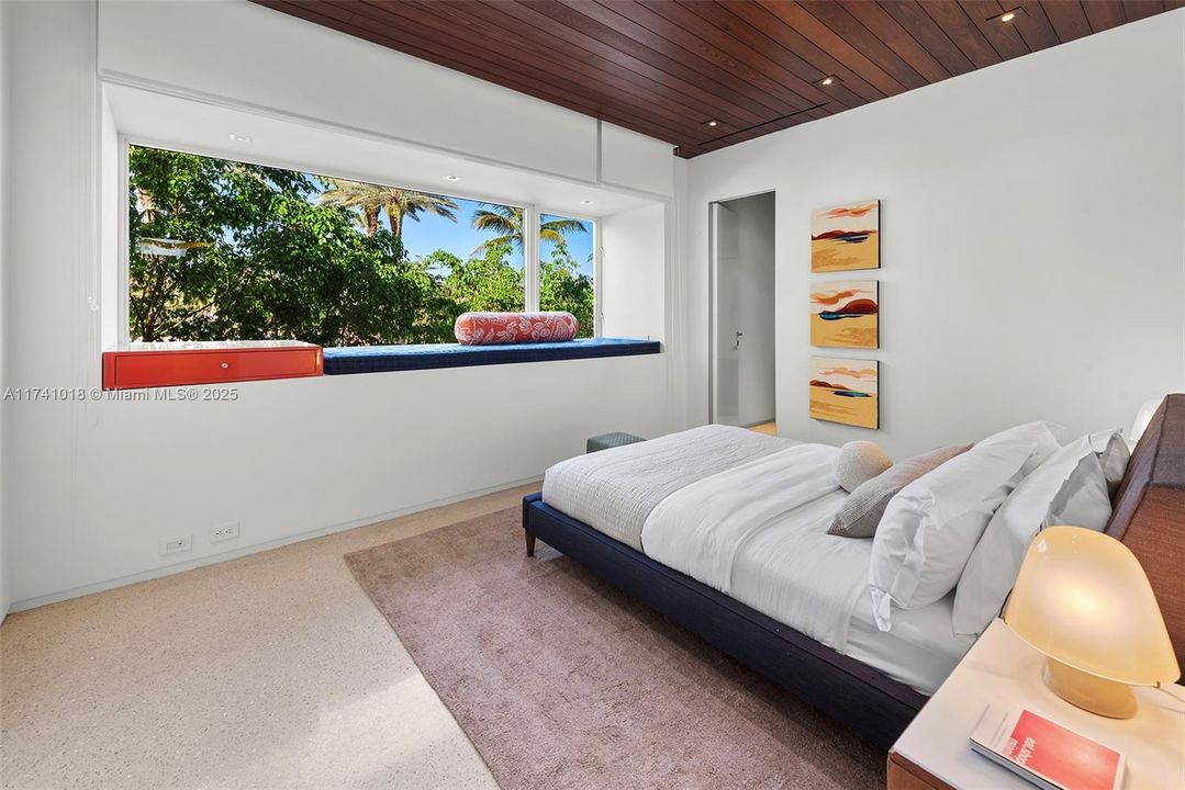 Под контрактом: $17,500,000 (5 спален, 5 ванн, 4703 Квадратных фут)