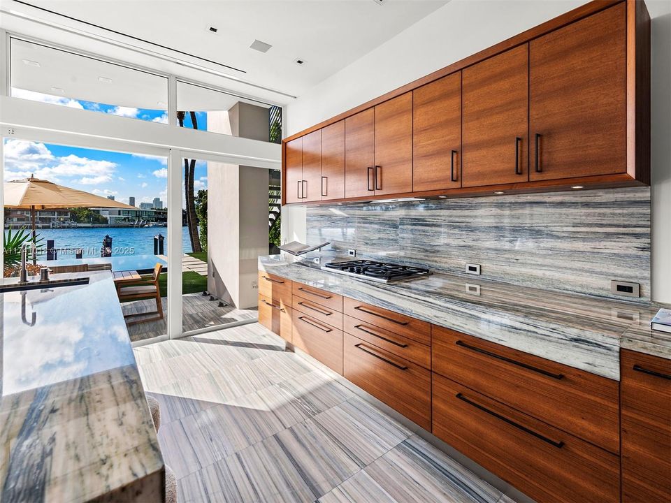 Под контрактом: $17,500,000 (5 спален, 5 ванн, 4703 Квадратных фут)