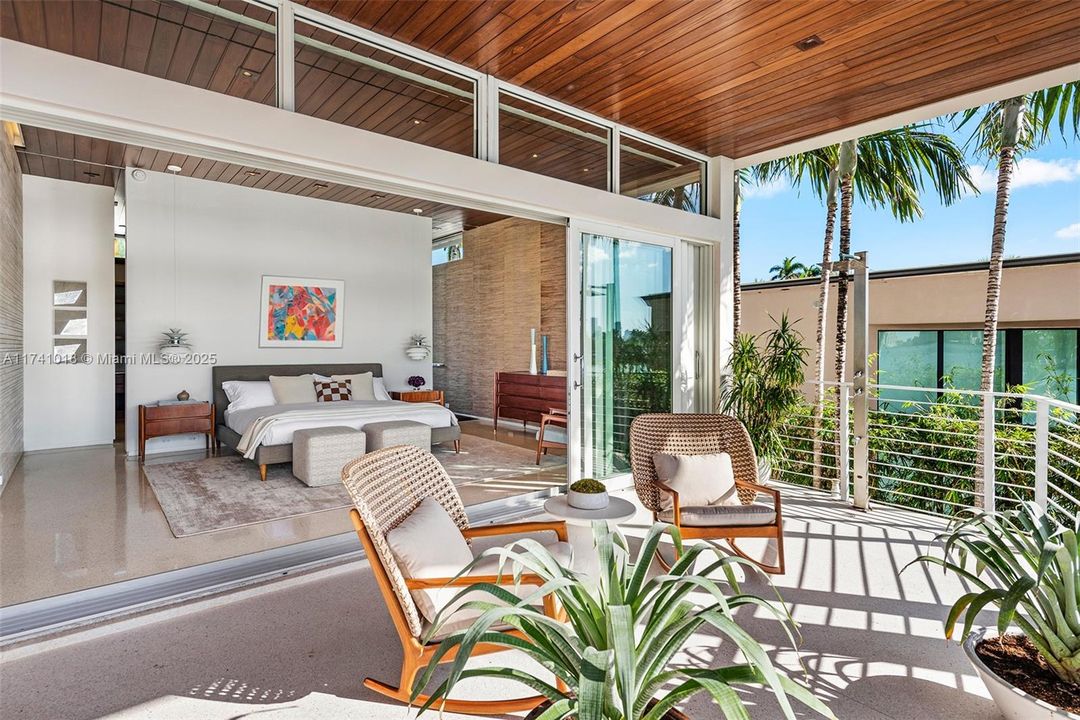 Под контрактом: $17,500,000 (5 спален, 5 ванн, 4703 Квадратных фут)