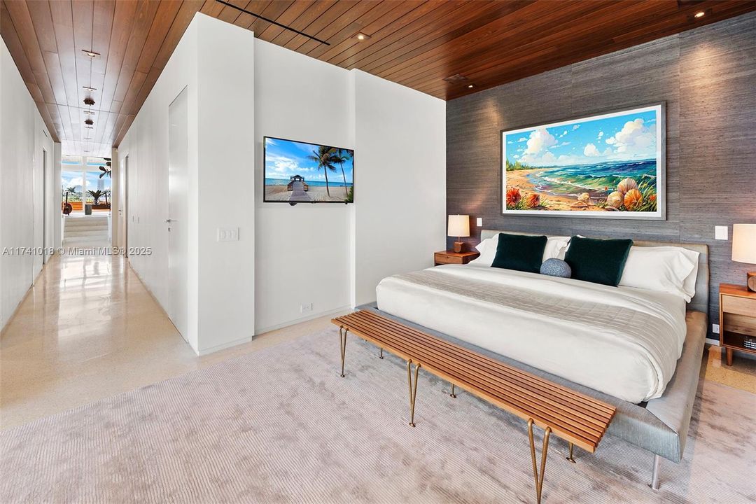 Под контрактом: $17,500,000 (5 спален, 5 ванн, 4703 Квадратных фут)