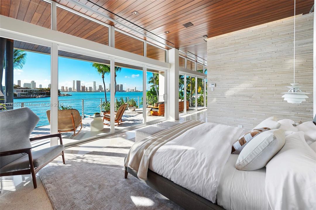 Под контрактом: $17,500,000 (5 спален, 5 ванн, 4703 Квадратных фут)