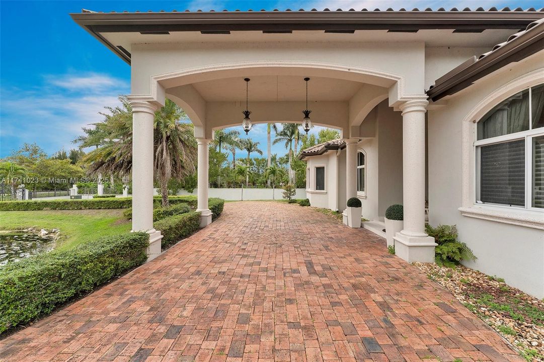 最近售出: $2,275,000 (6 贝兹, 4 浴室, 3852 平方英尺)