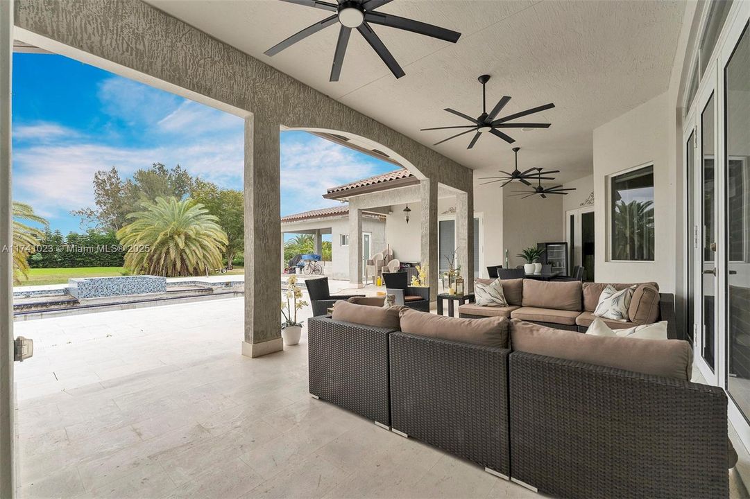 最近售出: $2,275,000 (6 贝兹, 4 浴室, 3852 平方英尺)